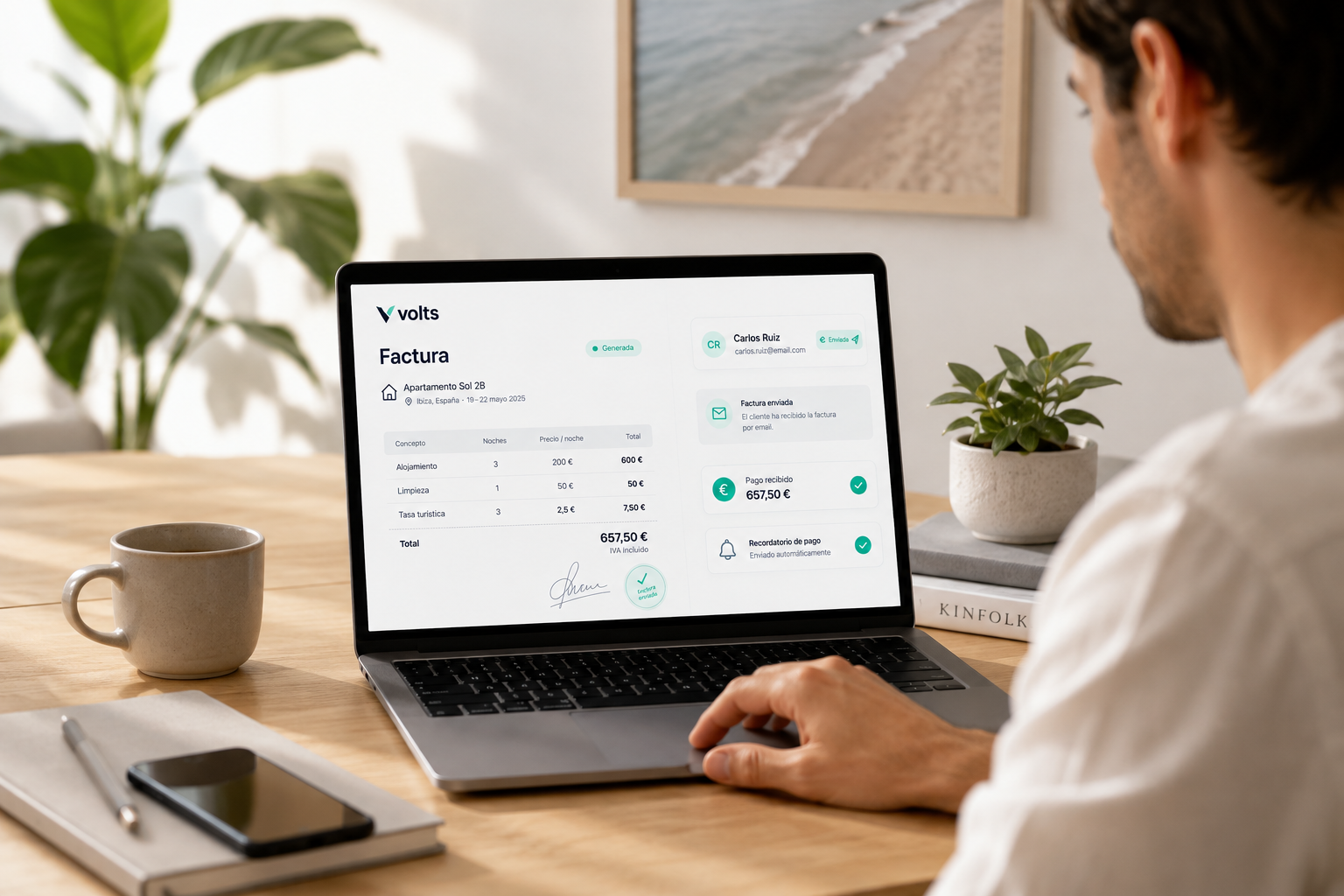 Gestor revisando una factura automatizada de Volts360